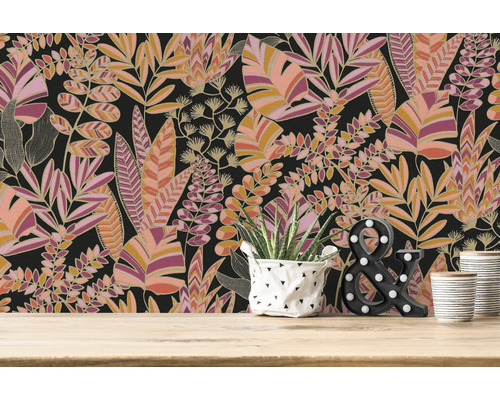 Kamer met een wandbekleding met bladerenmotief