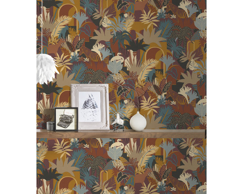 Scène met junglebehang met patroon, een plank met decoratieve elementen zoals fotolijsten, een ventilator en een bloemenvaas