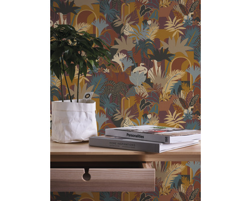 Close-up van een muur met junglebehang, een houten tafel met een potplant en twee boeken