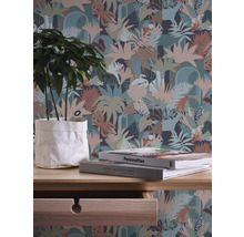 Scène met een plant in een pot, twee boeken en behang met jungle motieven