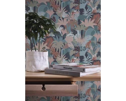 Scène met een plant in een pot, twee boeken en behang met jungle motieven