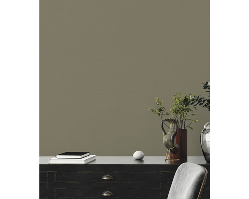 Scene met commode, decoratie en stoel voor een wand