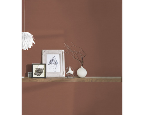 Woonkamer met wandplank, decoratie en muurverf