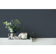 Decoratief dienblad met kaars, konijnenbeeldje en eucalyptus in een kan