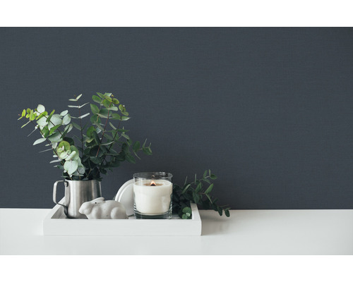 Decoratief dienblad met kaars, konijnenbeeldje en eucalyptus in een kan