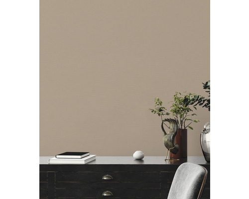 Decoratieve woonkamer met dressoir, plantenbakken en decoratieve elementen.