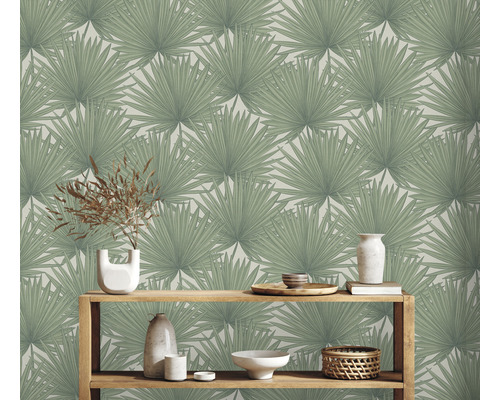 Woonkamer met palmblad behang en houten rek met decoratie