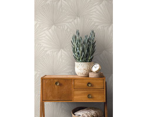 Decoratieve wand met palmenbladmotief, commode, potplant en klok