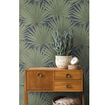 Kamerbeeld met botanisch bladbehang, houten dressoir, potplant en klok.