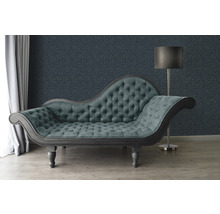 Scene met chaise longue, vloerlamp en patroonbehang