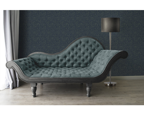 Scene met chaise longue, vloerlamp en patroonbehang