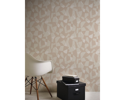 Behang met geometrisch patroon in interieur met stoel en opbergdozen