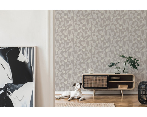 Woonkamer met patroonbehang, dressoir en hond