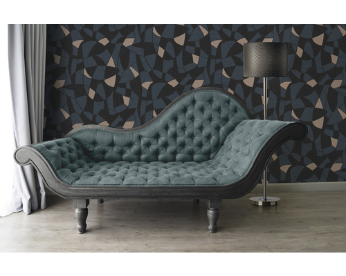 Scene met een chaise longue, een staande lamp en een patroonbehang