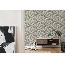 Woonkamer met patroonbehang, dressoir en hond