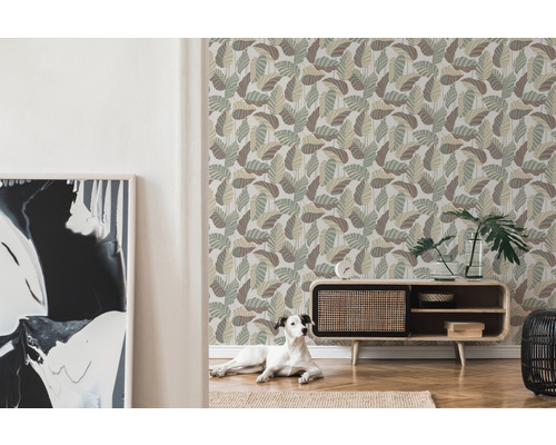 Woonkamer met patroonbehang, dressoir en hond