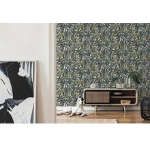 Woonkamer met botanisch behang, dressoir en decoratie