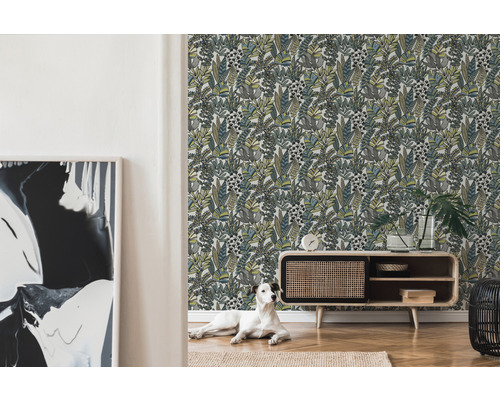 Woonkamer met botanisch behang, dressoir en decoratie