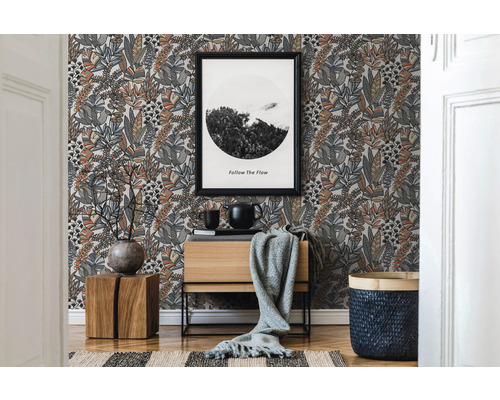 Scène met behang met patroon, bijzettafel en decoratieve elementen voor binnenshuis