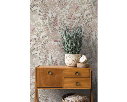 Behang met bladerpatroon, houten commode met decoraties en mand