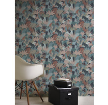 Kamer met behang met jungle thema, stoel en opbergdozen