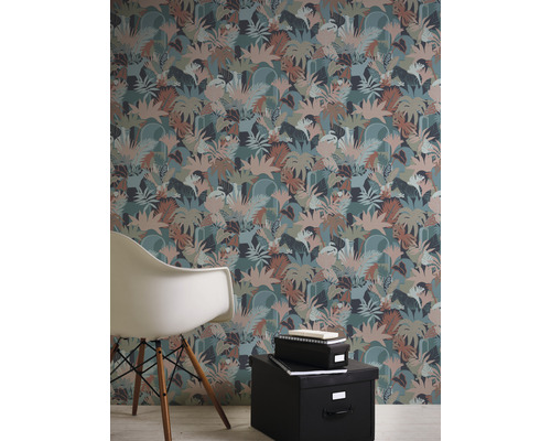 Kamer met behang met jungle thema, stoel en opbergdozen