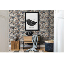 Kamerweergave met patroonbehang, commode, decoratie en woonaccessoires voor een stijlvol interieur