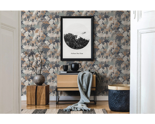 Kamerweergave met patroonbehang, commode, decoratie en woonaccessoires voor een stijlvol interieur