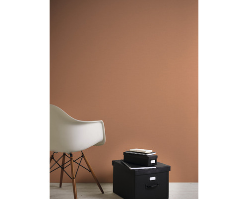 Kamerweergave met stoel en opbergdozen voor een muur