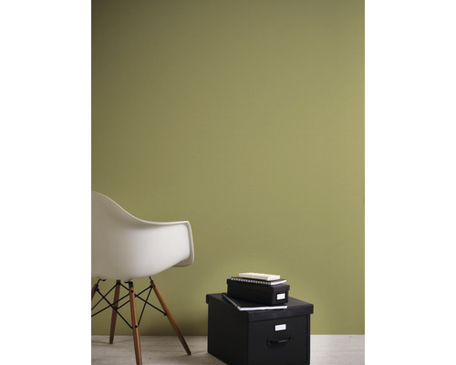 Kamer met geschilderde muur, stoel en opbergdozen