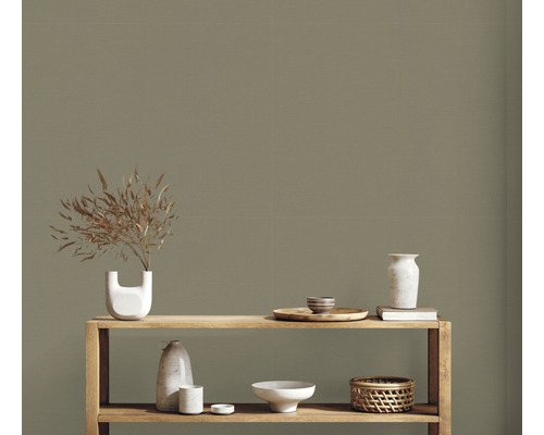 Wandtegels in woonkamer met houten rek en decoratie