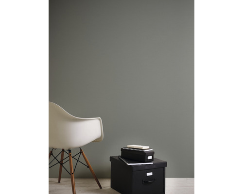 Kamerzicht met stoel en zwarte opbergdozen.