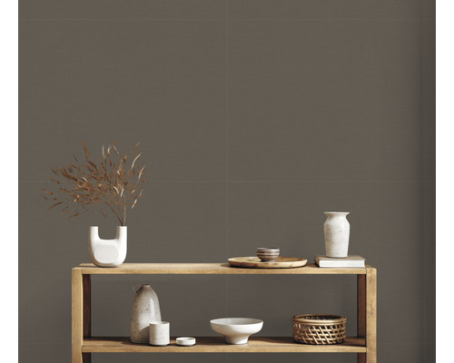 Wandtegels in interieur met houten rek en decoratie