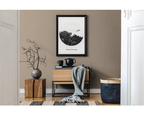 Decoratieve kamer met ladekast, ingelijste foto, mand en houten kruk.