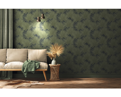 Woonkamer met behang met patroon, bank en bijzettafel