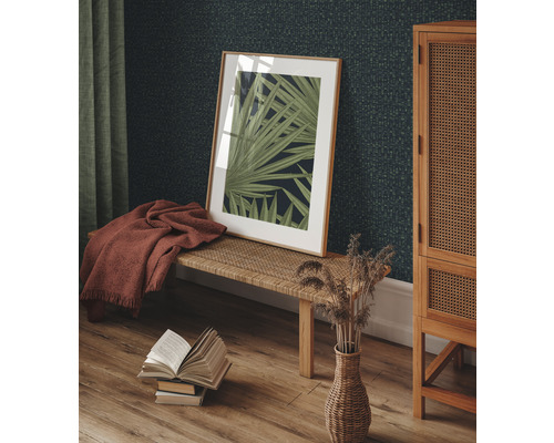 Decoratieve woonkamer met bank, wanddecoratie, deken, stapel boeken en kast