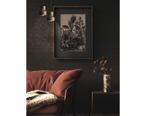 Woonkamer met ingelijste botanische print boven een bank en een bijzettafel met vaas