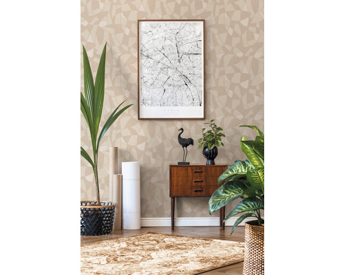 Decoratief behang in een kamer met dressoir, kamerplanten en tapijt.