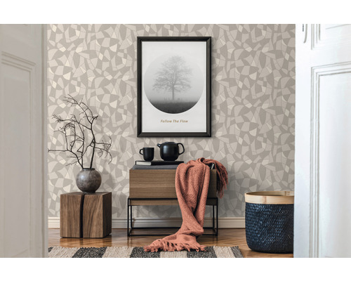 Decoratieve woonkamer met beige vliesbehang met abstract patroon, bijzettafel en decoratie