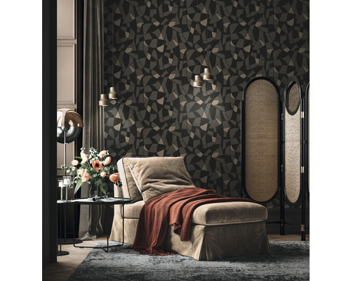 Woonkamer met chaise longue, kamerscherm en geometrisch behang