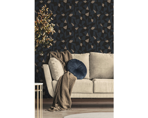 Woonkamer met patroonbehang, bank en decoraties voor een stijlvolle sfeer