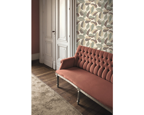 Kameroverzicht met een patroonbehang, een bank en een deur