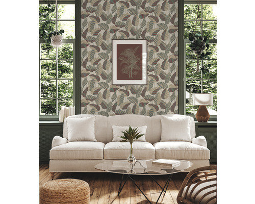 Woonkamer met bank, salontafel en behang met bladerpatroon voor een heldere sfeer.