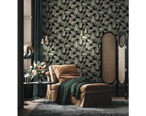 Woonkamer met chaise longue, kamerscherm en behang met bladerenmotief