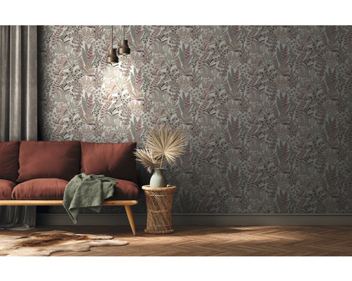 Woonkamer met bloemenbehang, bank en bijzettafel