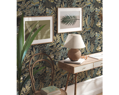Decoratieve kamer met botanisch behang, bureau en stoel