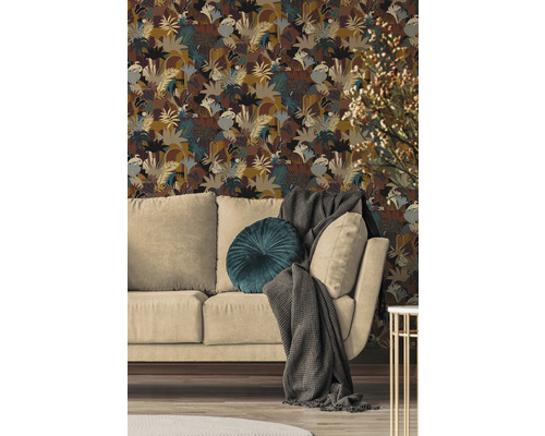 Scene met bank en jungle behang met patroon in het interieur