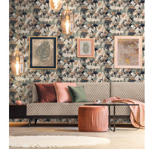 Woonkamer met patroonbehang, bank, kussens en decoraties
