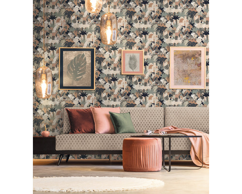 Woonkamer met patroonbehang, bank, kussens en decoraties