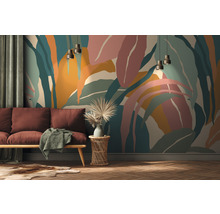 Woonkamer met bank, tafel en wandbekleding met plantmotieven